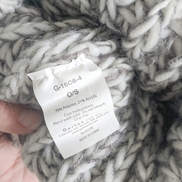 Gertex Chunky Knit Beanie with a Poof - Picture 3 of 3